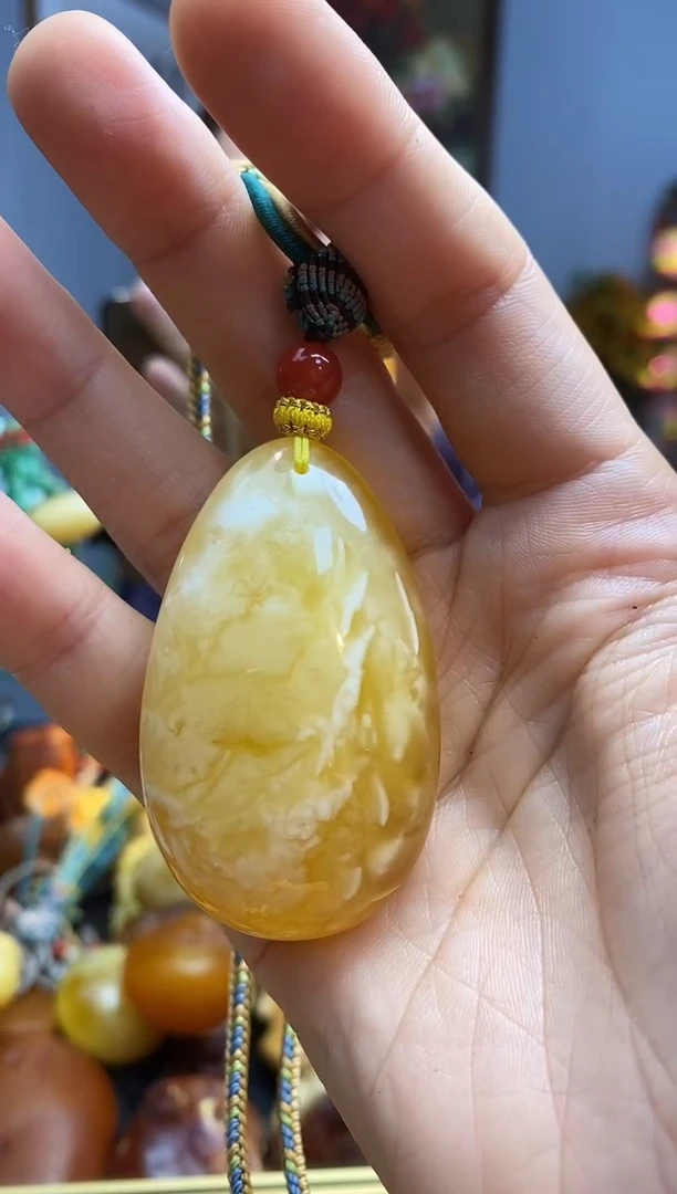 未镶嵌颈饰琥珀吊坠