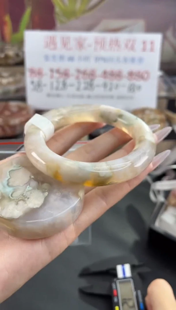 未镶嵌手镯石英质玉56