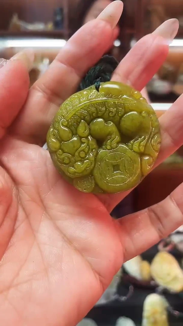 未镶嵌蛇纹石玉吊坠