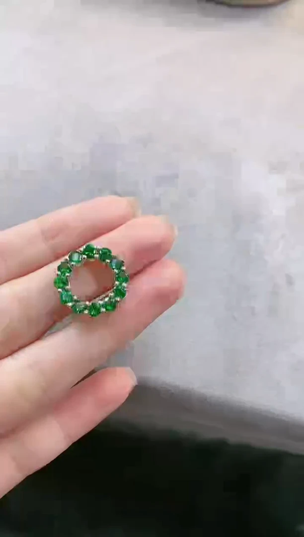 18K金镶嵌吊坠石榴石（沙弗莱）·