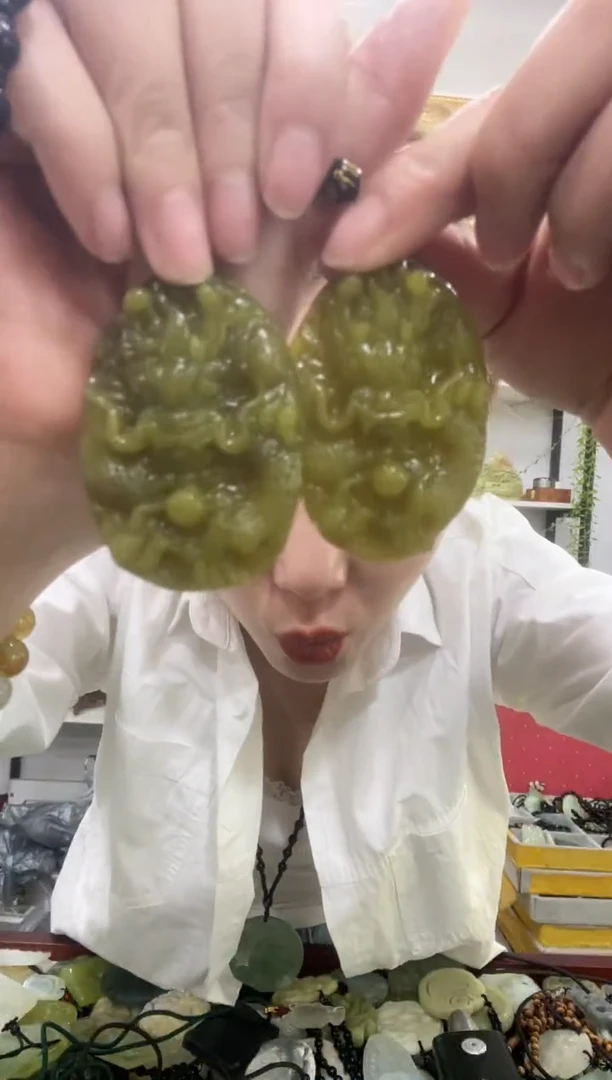 岫玉未镶嵌挂坠多样性发其中之一