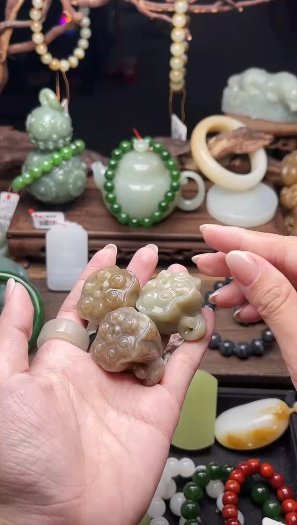 和田玉未镶嵌摆件多产地 莲蓬香插有瑕疵多样性发一