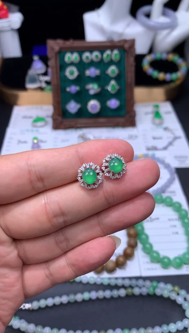 颈饰18K金镶嵌翡翠48小时鉴赏期 退货不扣服务费