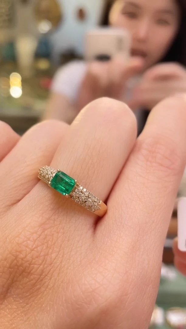 祖母绿戒指18K金镶嵌阿富汗极微油主石：0.57ct