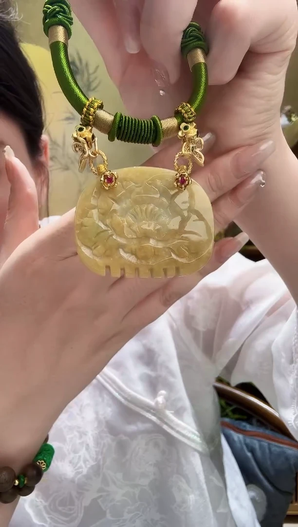 颈饰未镶嵌翡翠吊坠
