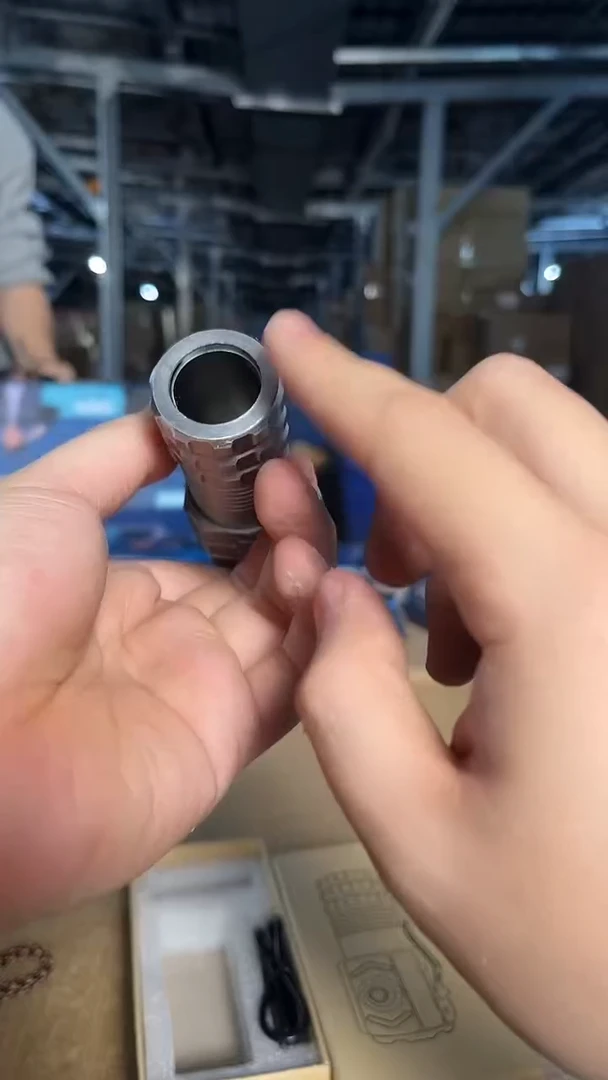 Q07带磁吸三眼手电强光手电