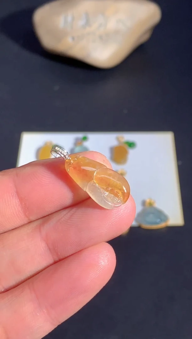 颈饰18K金镶嵌翡翠