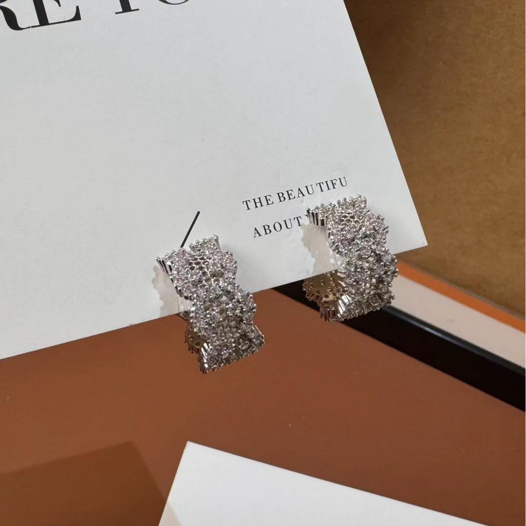 铜合金耳饰 韩系轻奢爆闪满锆C型高级感轻奢耳饰 S25