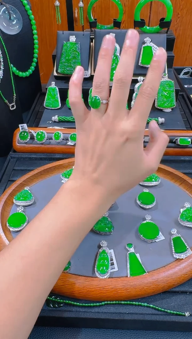 18K金镶嵌戒指翡翠明****2天然A货翡翠