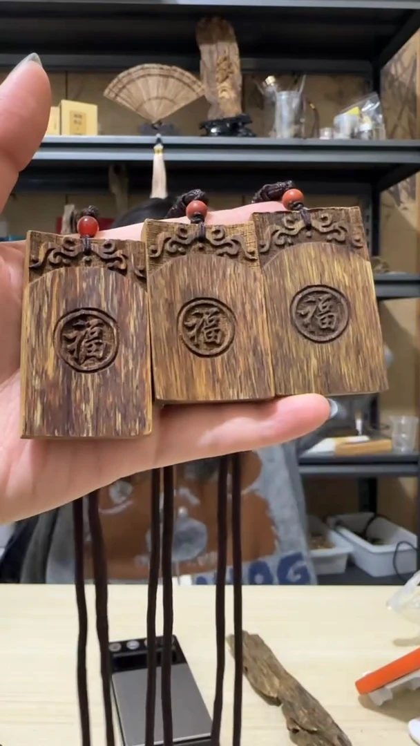 【闪购商品】沉香吊坠4号芽庄野料雕刻牌吊坠多样性发一条