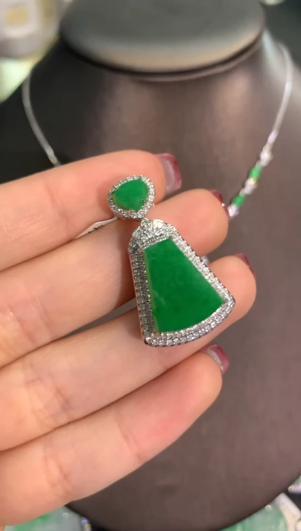 【闪购商品】翡翠吊坠(不含链)18K金镶嵌吊坠