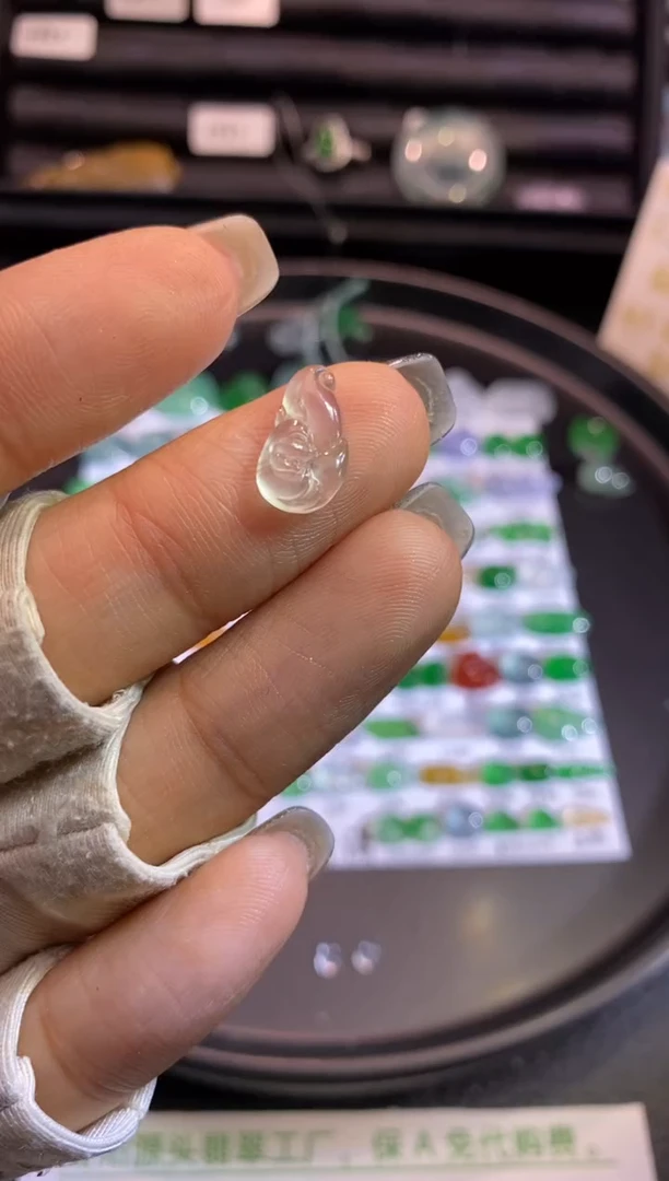 翡翠挂件未镶嵌狐狸