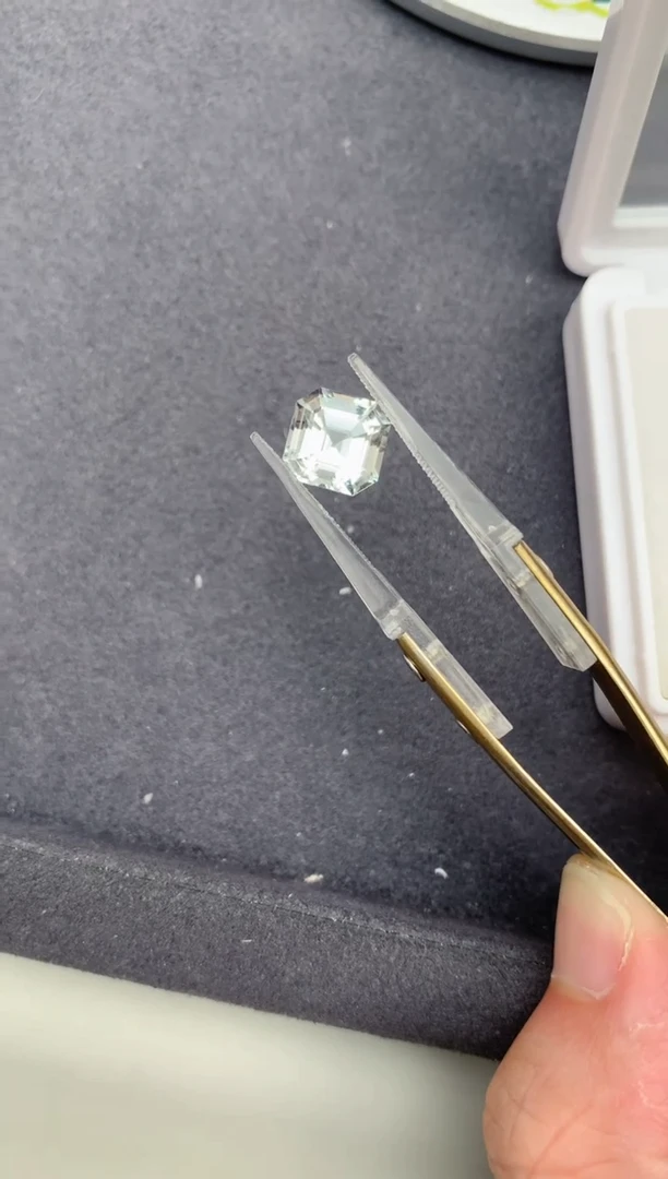 绿柱石裸石3.8ct白海蓝 BF