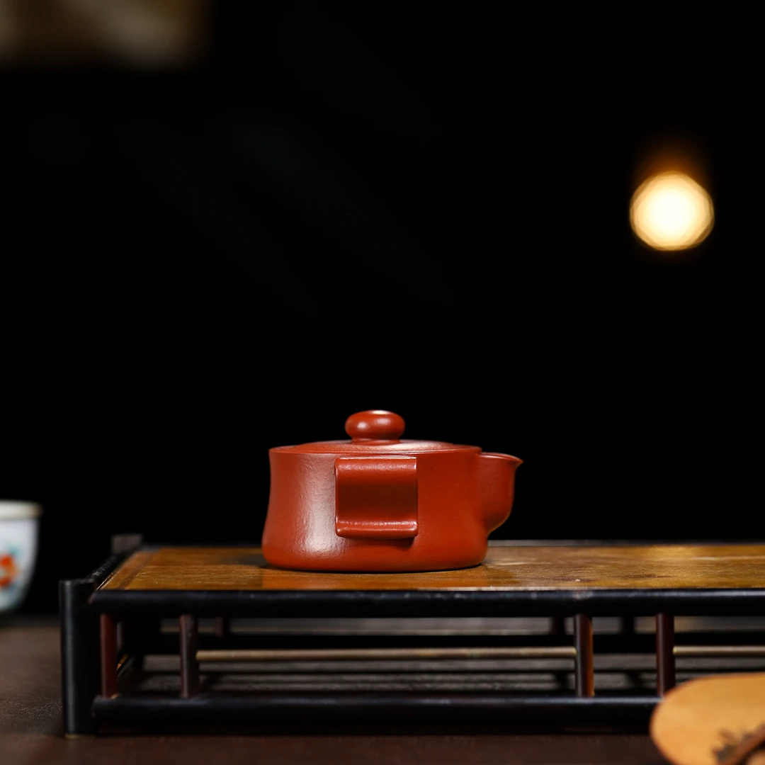 御闳抟砂系列原矿朱泥大红袍半手工『猪猪宝瓶』手抓壶110cc