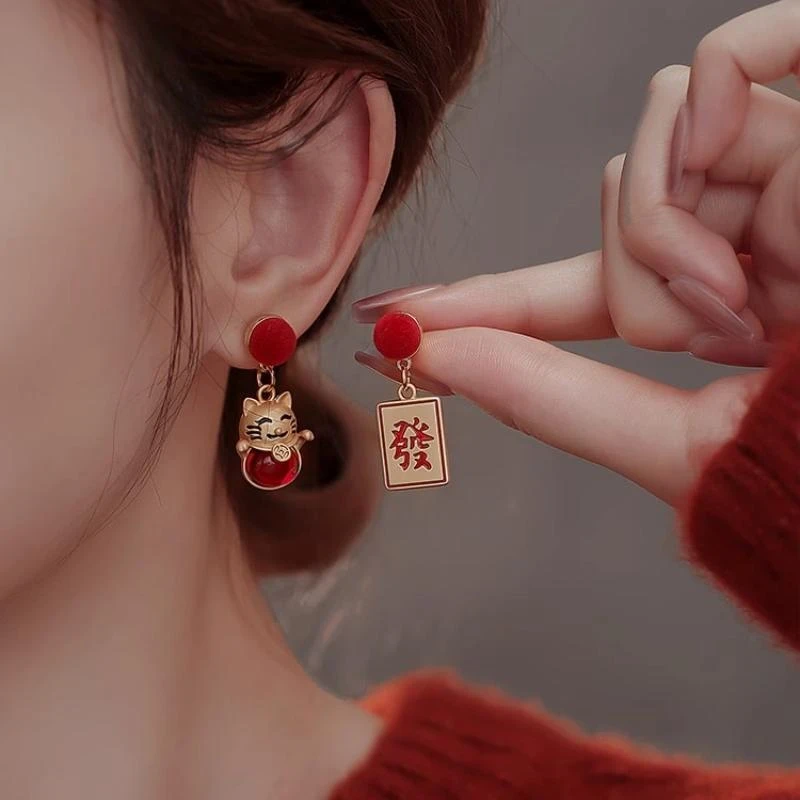 铜合金耳饰 发财猫耳环新款耳饰女红色耳钉秋冬高级气质新年过年.