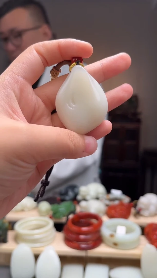 颈饰未镶嵌和田玉三*堇吊坠