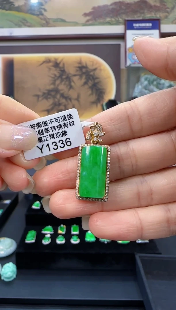 颈饰18K金镶嵌翡翠Y1336无事牌