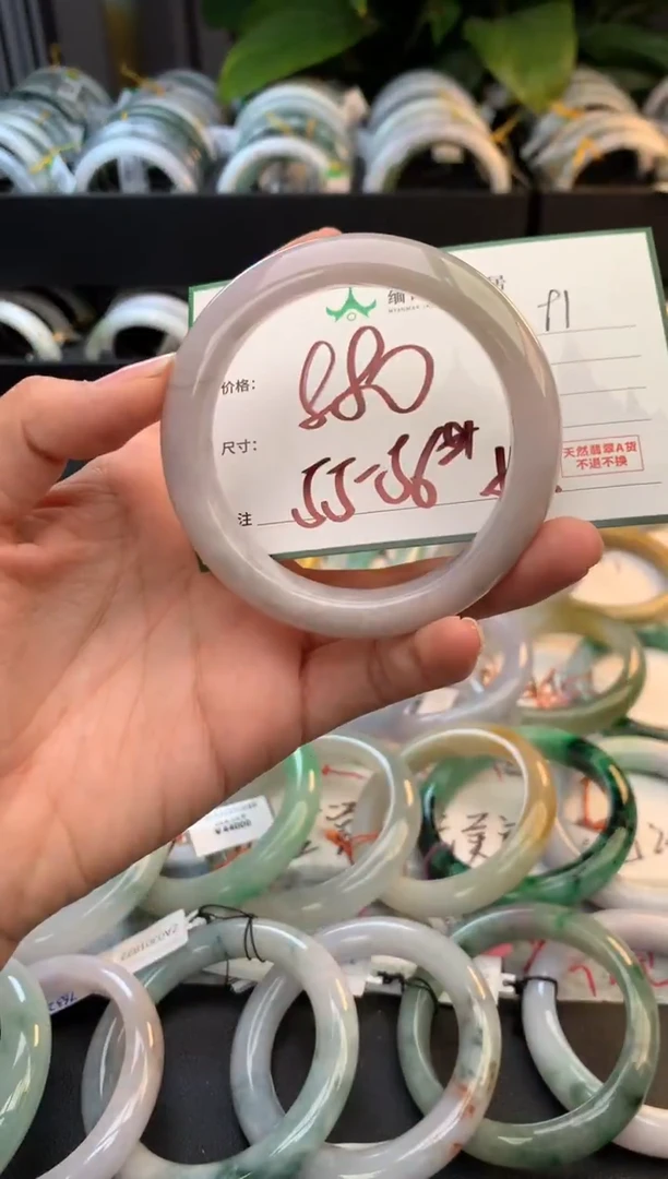 未镶嵌定制翡翠毛货需精细抛光+多人