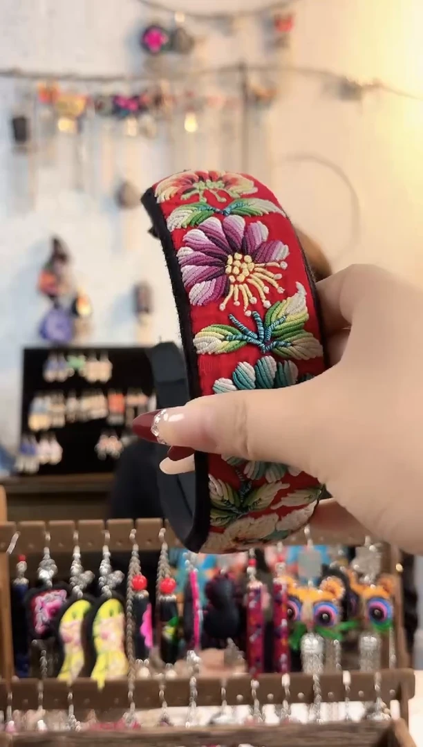 织绣彩云南阁非遗老绣饰品135