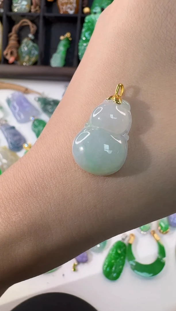 颈饰18K金镶嵌翡翠缅甸A货翡翠