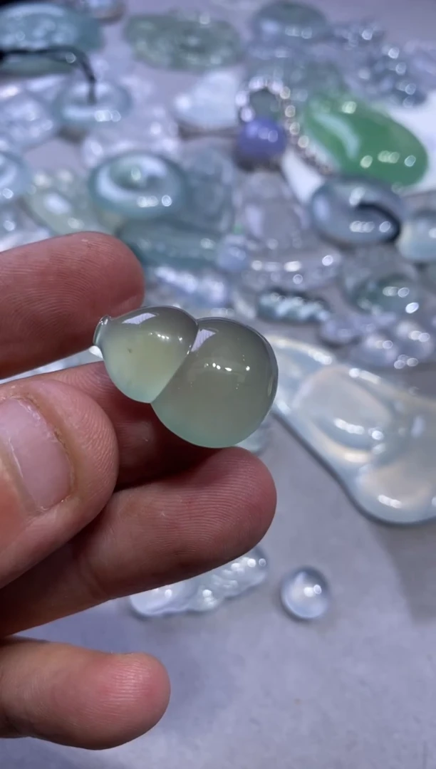 颈饰未镶嵌翡翠葫芦24800  24.7  18.8  6.8