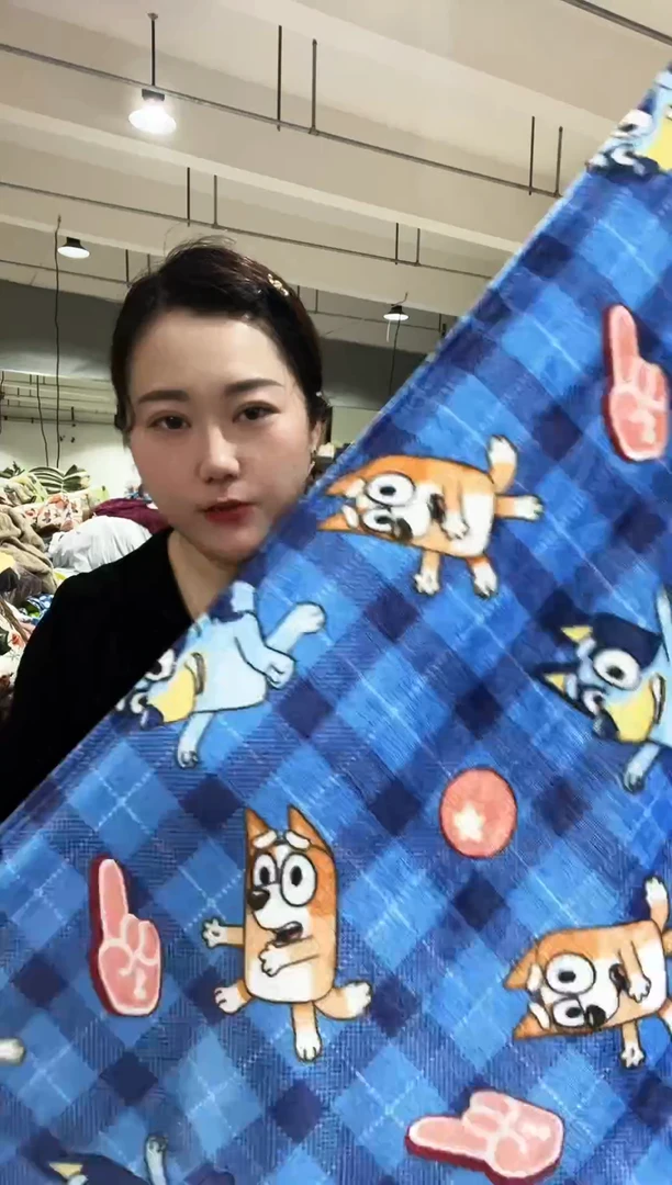 混纺主播手上展示的产品