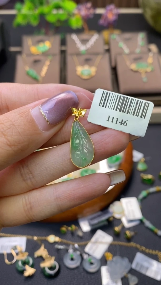 翡翠18K金镶嵌颈饰叶子吊坠11146