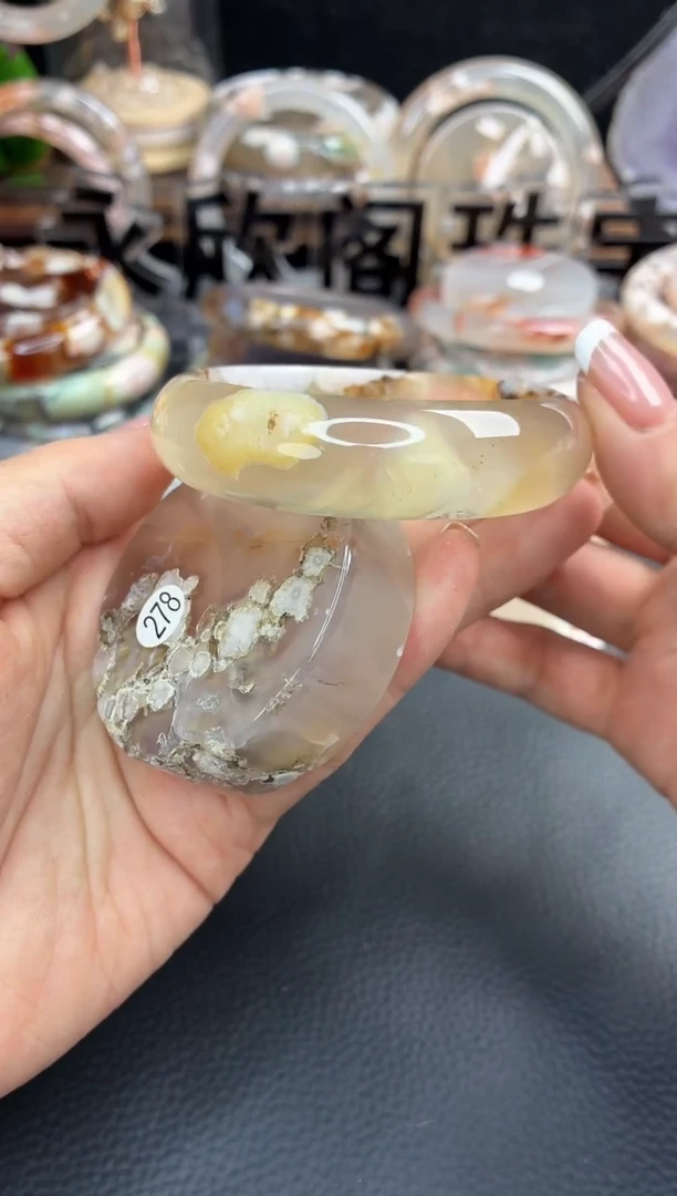 未镶嵌手镯（圆镯）石英质玉54