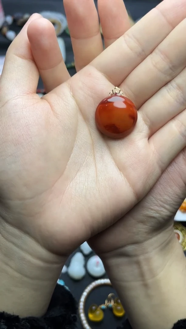 18K金镶嵌颈饰南红玛瑙圆吊坠06