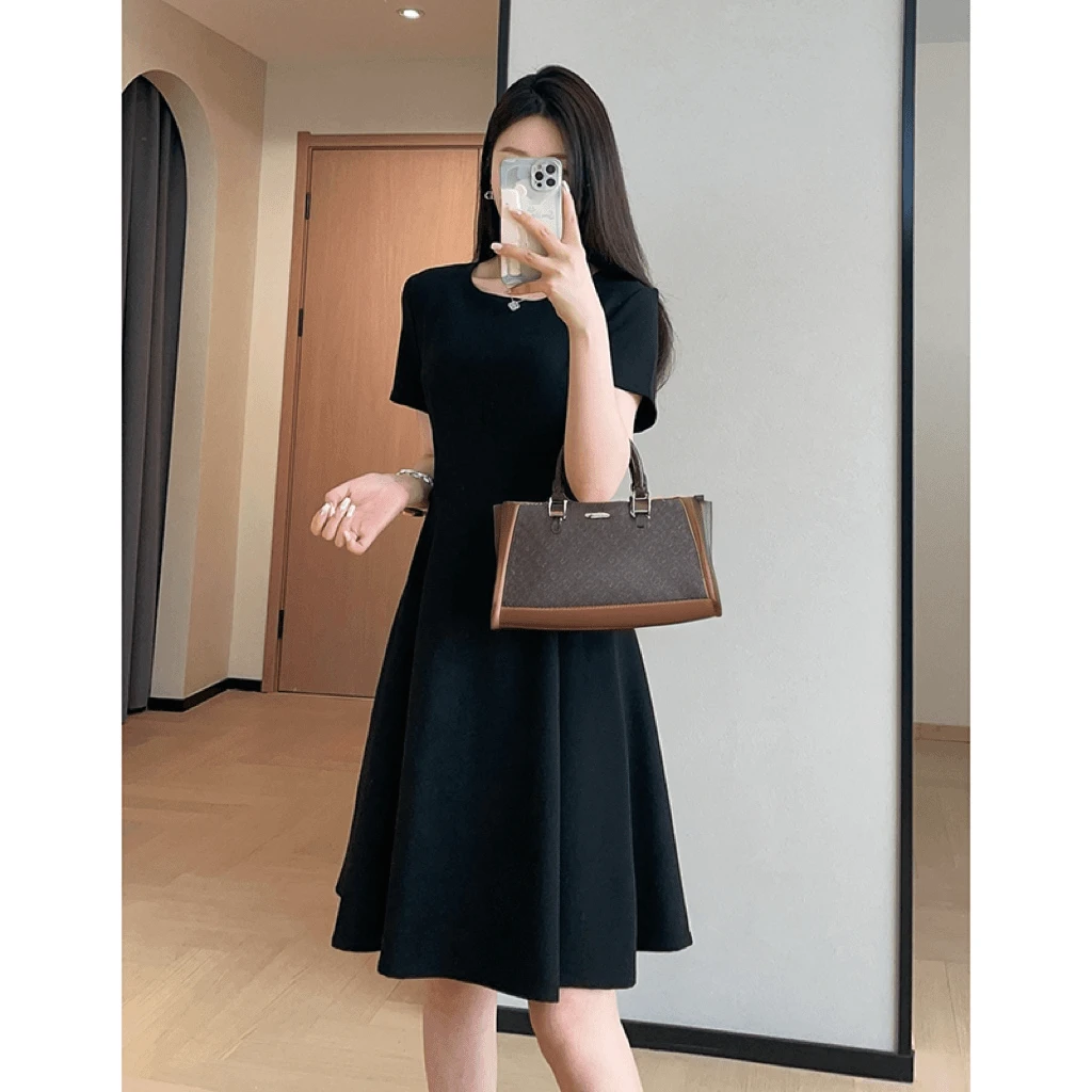 高级感简约法式连衣裙女2025夏季新款设计师极简风显瘦气质小黑裙