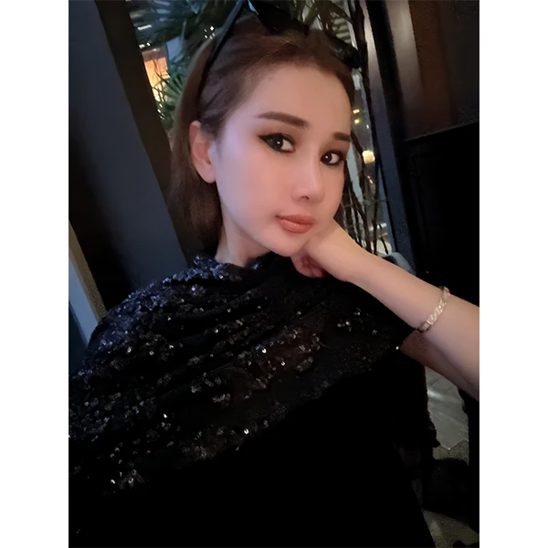 LUXURYMEMO【致敬经典】设计感夏日新款防晒围巾斗篷黑色刺绣针织