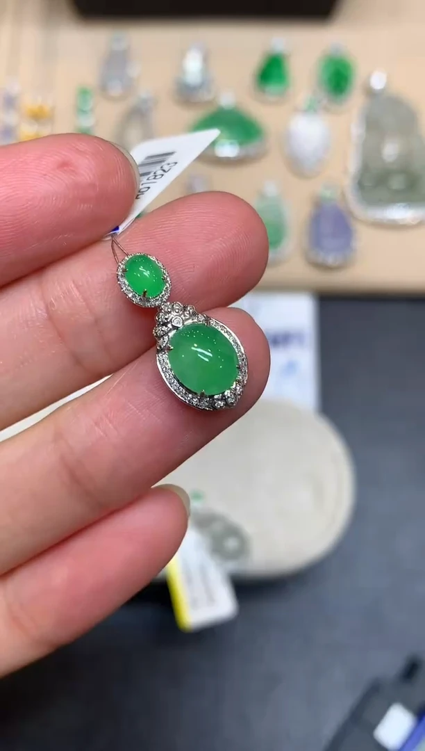 颈饰18K金镶嵌翡翠蛋面【无服务费【48小时鉴赏期】