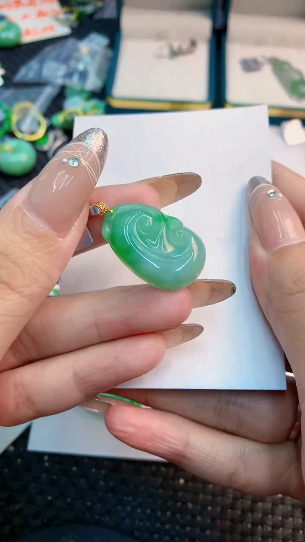 颈饰18K金镶嵌翡翠1