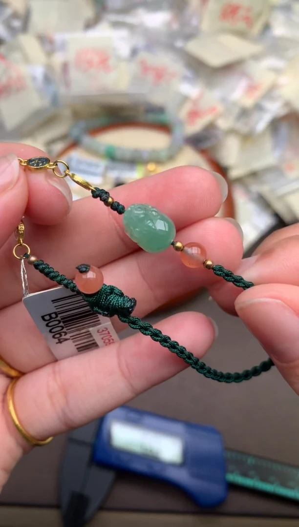 翡翠挂件未镶嵌  —