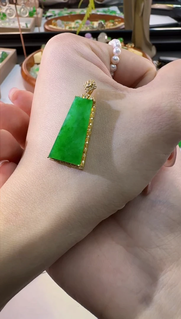 【闪购商品】翡翠颈饰18K金镶嵌缅甸翡翠A货吊坠