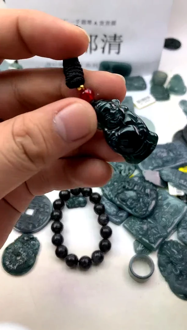 翡翠未镶嵌颈饰财神