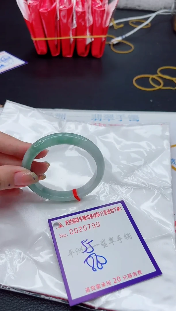 翡翠手镯未镶嵌1