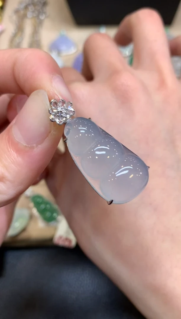 【闪购商品】翡翠颈饰18K金镶嵌福豆【无服务费】