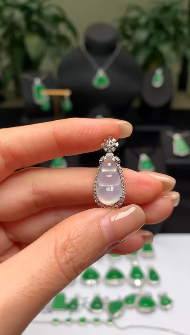 颈饰18K金镶嵌翡翠福豆