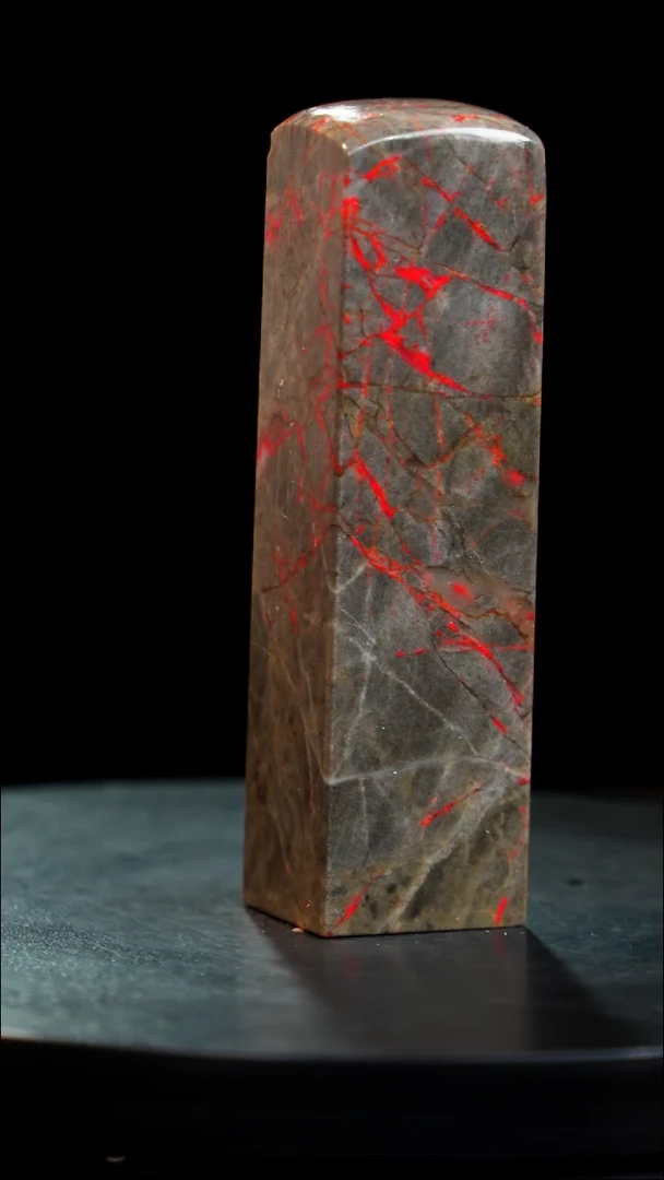 鸡血石牛角鸡血石