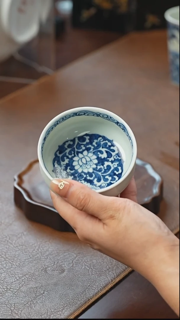 外青内缠枝莲炉式杯