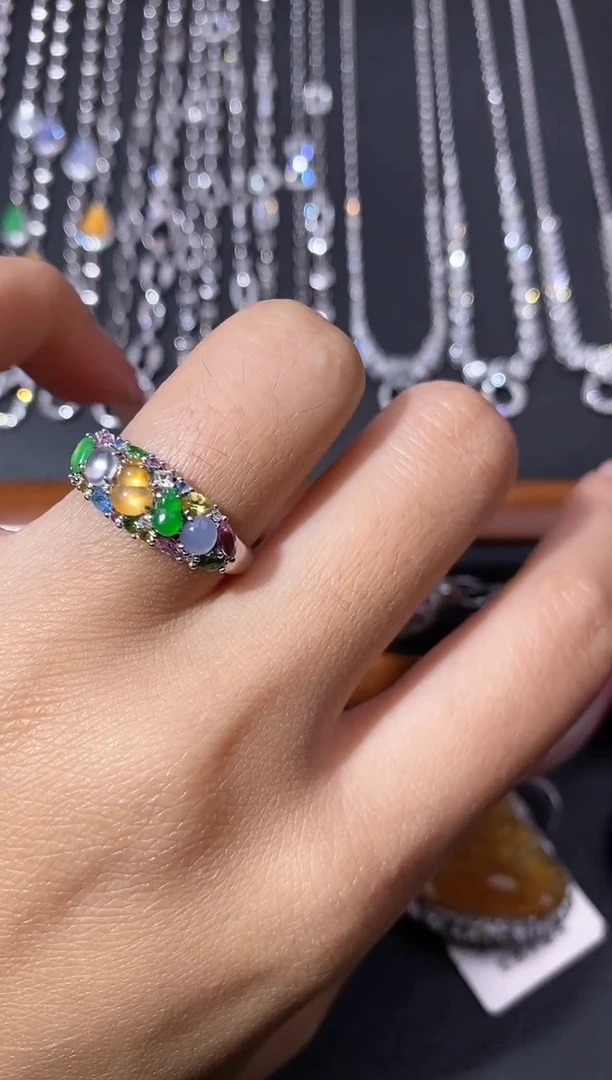 颈饰18K金镶嵌翡翠在