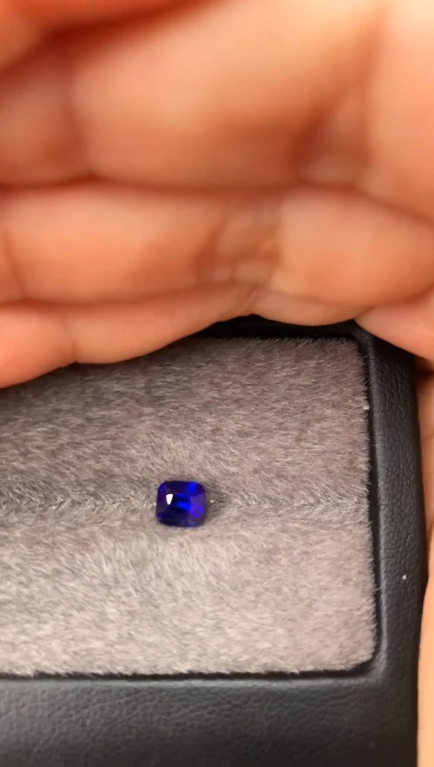 未镶嵌裸石定制蓝宝石枕型 皇家蓝 1.03ct
