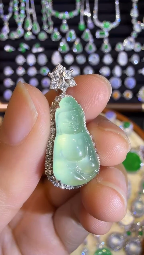 【闪购商品】翡翠吊坠(赠链)18K金镶嵌木纳小观音吊坠