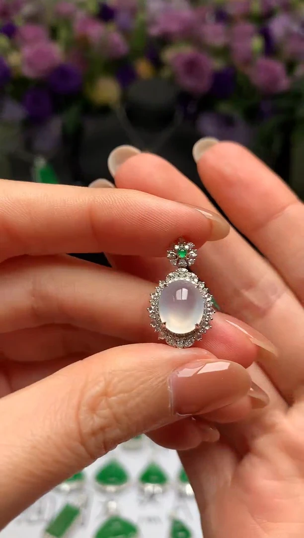 颈饰18K金镶嵌翡翠冰蛋