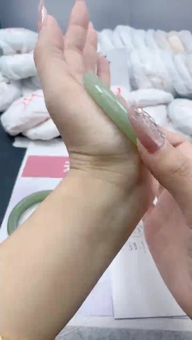 【闪购商品】石英质玉手镯未镶嵌78/58.1