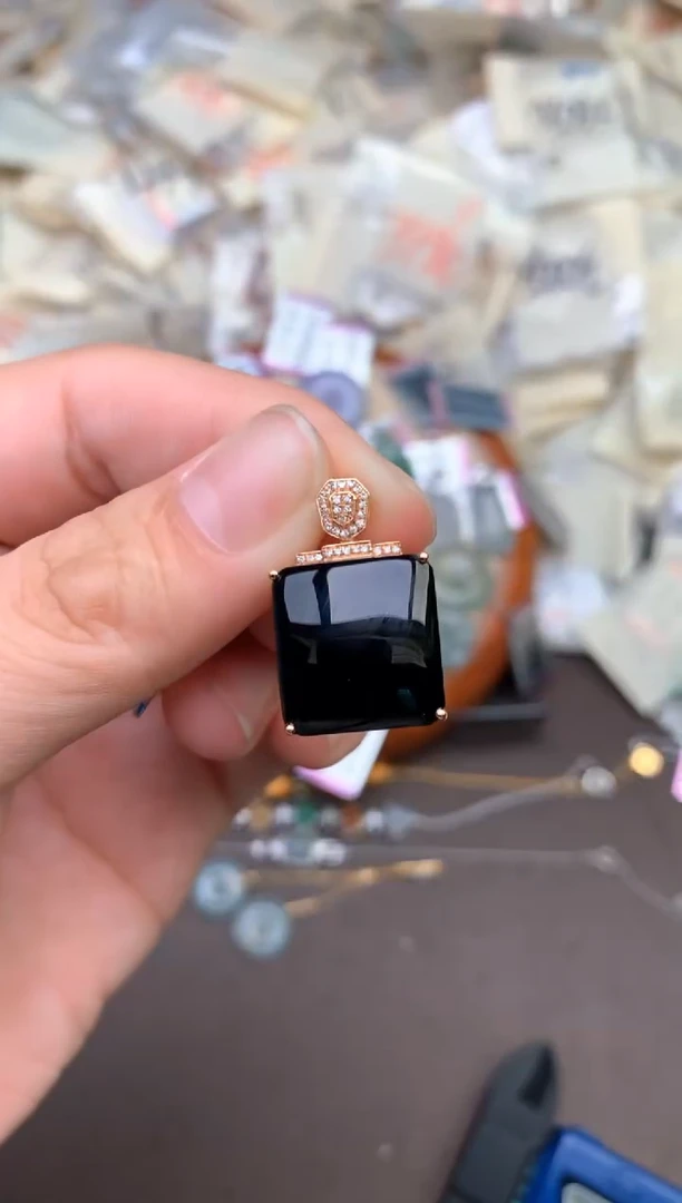 18K金镶嵌挂件翡翠 —