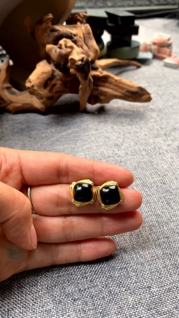 银S925镶嵌和田玉耳饰流****猫耳钉一对