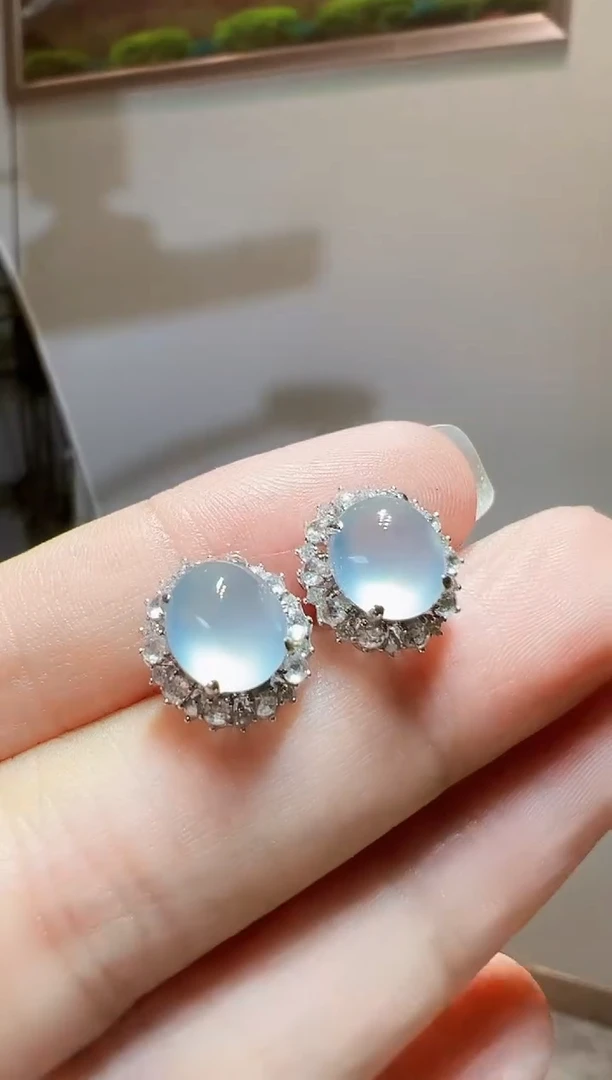 18K金镶嵌翡翠耳饰蛋面