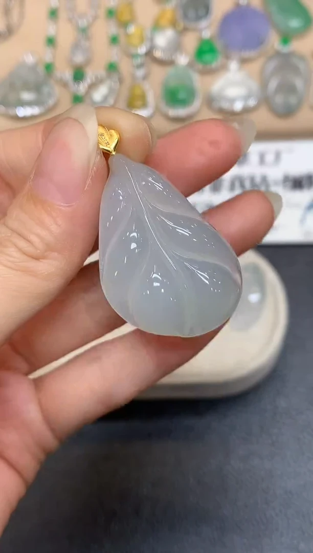 颈饰18K金镶嵌翡翠芭蕉叶【无服务费